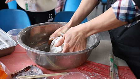 正月十五鬧元宵，歡歡喜喜包湯圓